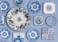 imagen Un rincón azul decorado con platos y cerámicas