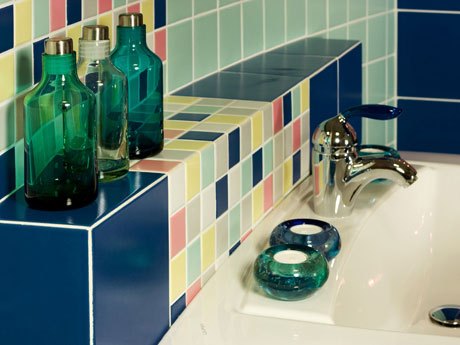 Renueva los azulejos de tu baño con poco dinero