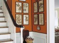 imagen Un rincón naranja junto a la escalera