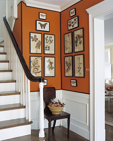 Un rincón naranja junto a la escalera