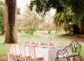 imagen Decoracion: Rosa y azul para una comida en el jardín