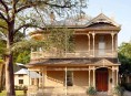 imagen Casas: una residencia renovada con interiores modernos
