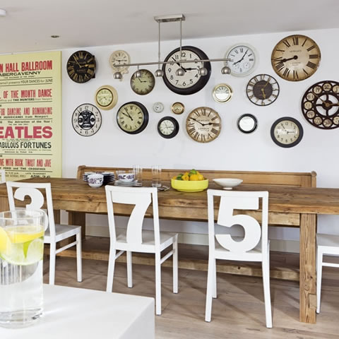 Una cocina en violeta y turquesa Cocinas vintage modernas