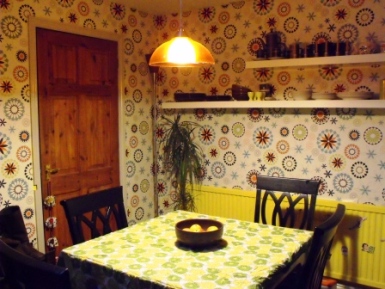 Cocina con papel en las paredes estilo kitsch