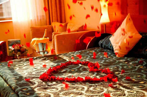 Detalles para una velada romántica en la habitación 8