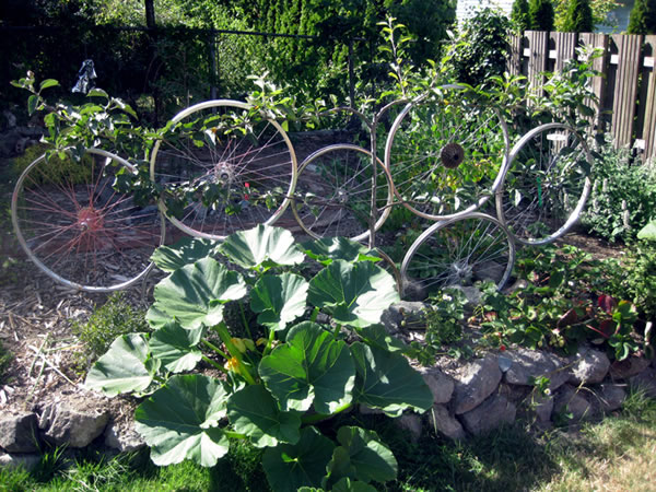 Decorar el jardin con ruedas de bicicletas 3