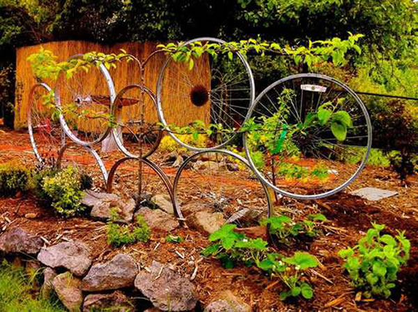 Decorar el jardin con ruedas de bicicletas 4