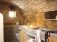 imagen Paredes de piedra en el cuarto de baño