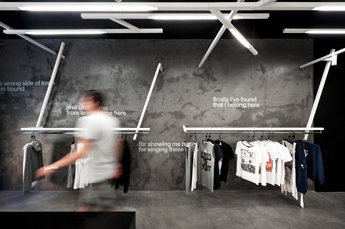 Tienda de ropa con diseño industrial 5