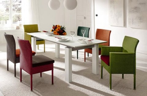 Mesas de comedor en blanco y sillas a color