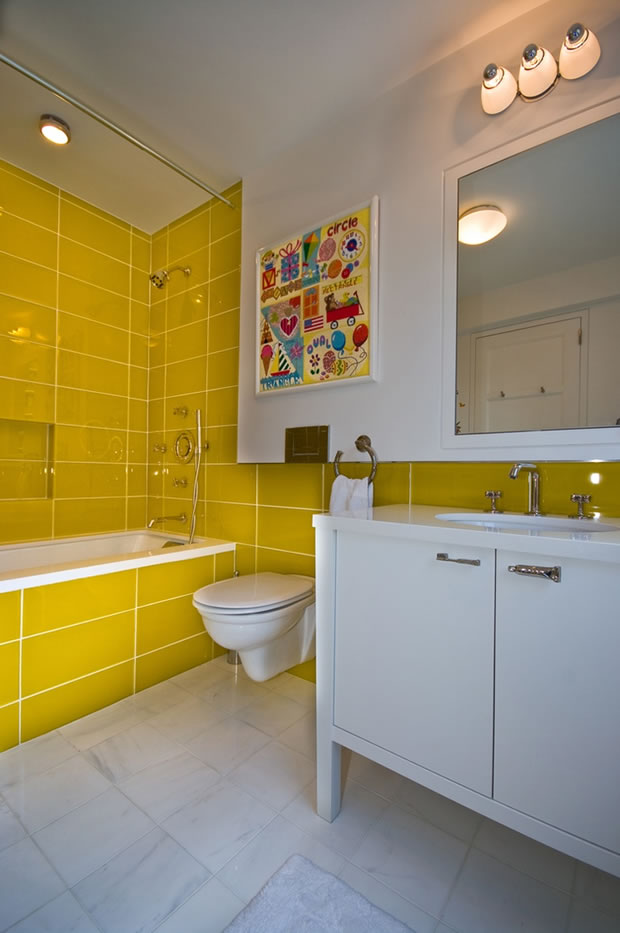 El amarillo puede decorar tu baño