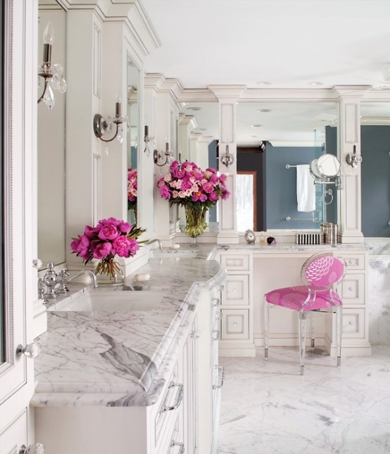 Elegante baño de mármol con toques de rosa