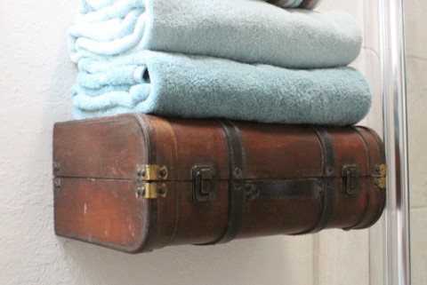 Decoración vintage para el baño con maletas 2