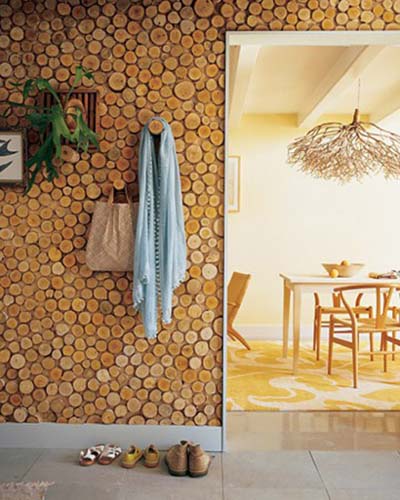 Muros y paredes decoradas con troncos de árbol Decoracion contemporanea con mesas tronco