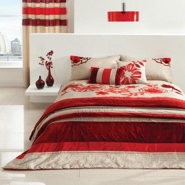 Pinceladas de rojo burdeos en el dormitorio