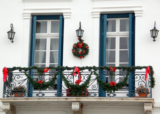 17-fantasticas-ideas-para-decorar-tu-balcon-esta-navidad-09