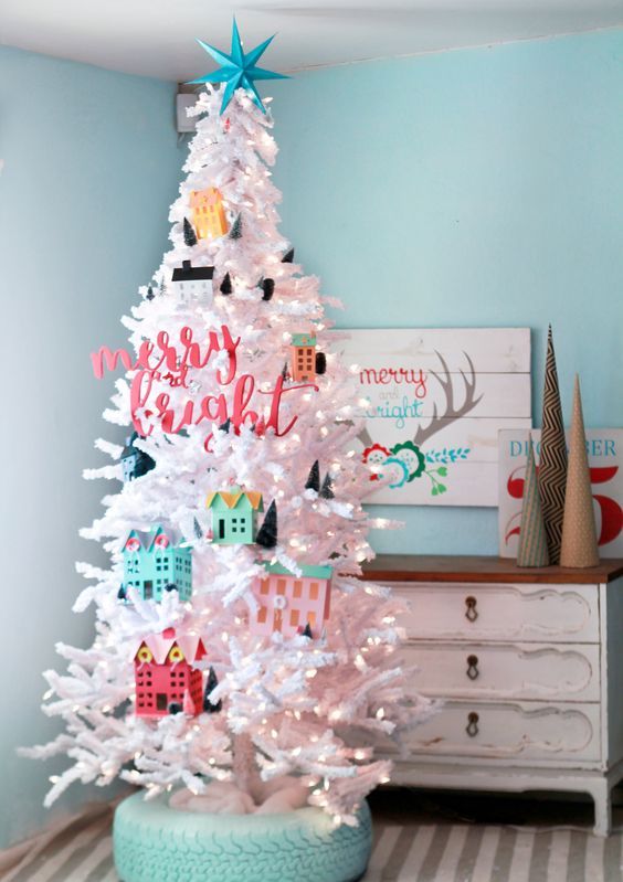 Ideas para decorar un árbol de Navidad blanco