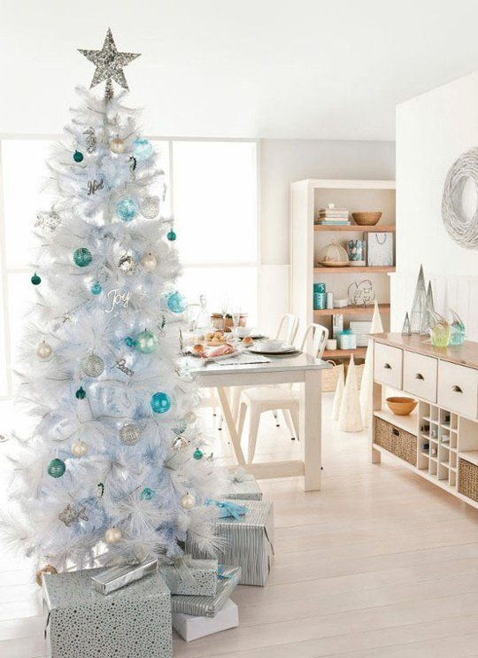 Ideas para decorar un árbol de Navidad blanco