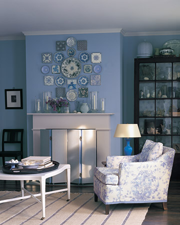 Un rincón azul decorado con platos y cerámicas 1
