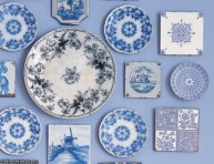 imagen Un rincón azul decorado con platos y cerámicas