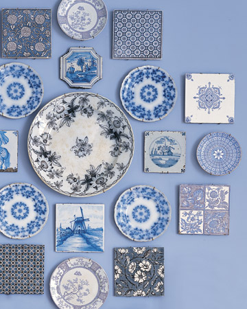 Un rincón azul decorado con platos y cerámicas 2
