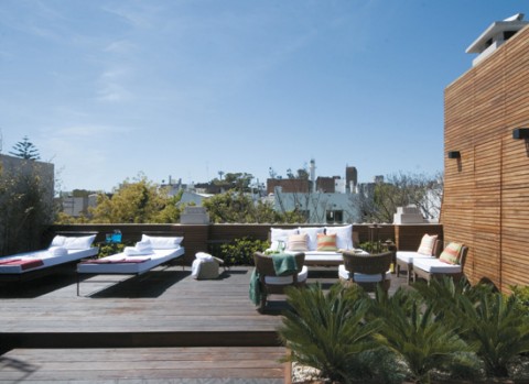 Una terraza con piscina para disfrutar-04