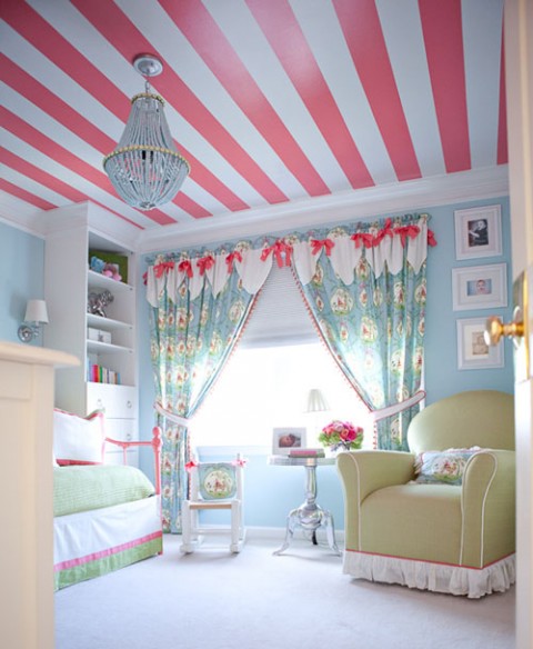 Habitación para niñas con cielorraso a rayas