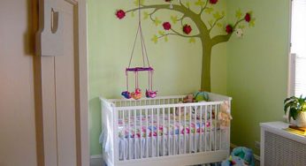 Un árbol y flores de papel para su beba