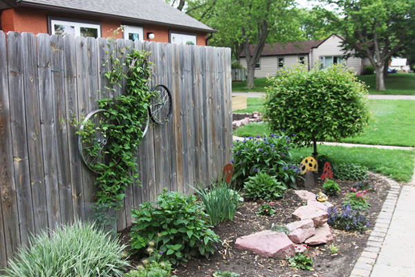 Decorar el jardin con ruedas de bicicletas 2