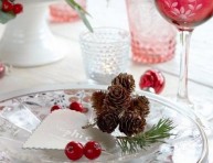 imagen Decoración con piñas en la mesa de Navidad