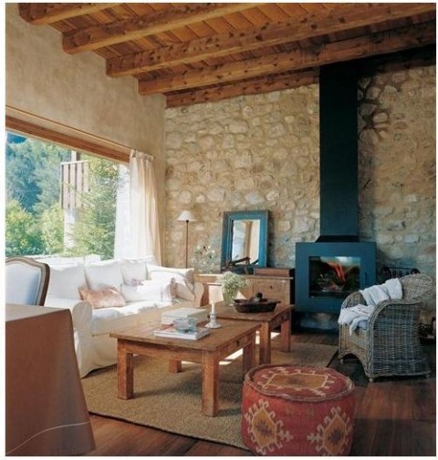 Una casa con vigas de madera