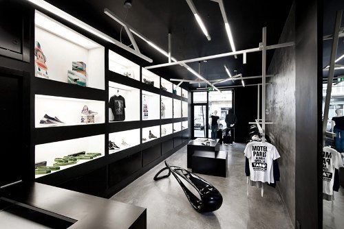 Tienda de ropa con diseño industrial 3