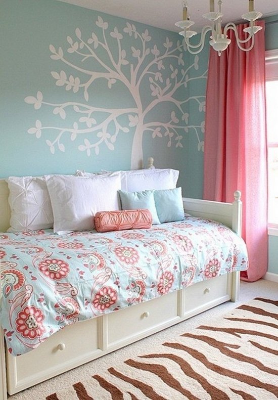 Combina el azul y el rosa para decorar tu habitación