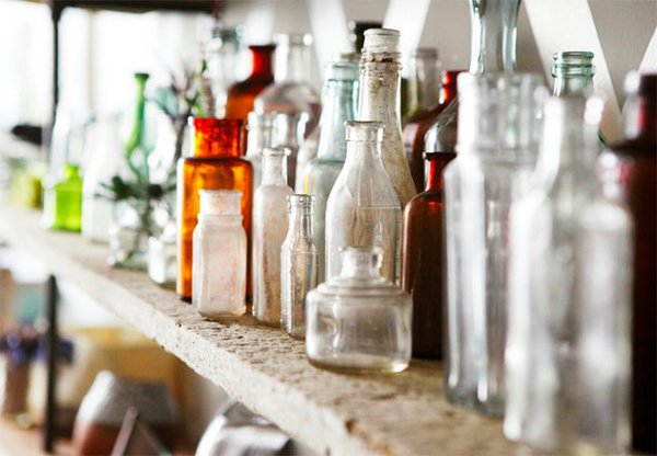 Botellas y frascos como accesorios decorativos