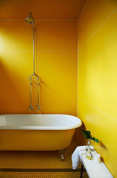 El amarillo puede decorar tu baño