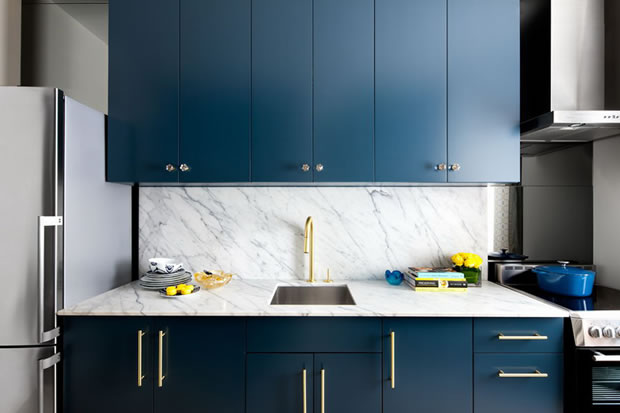 Cocina moderna en azul y oro