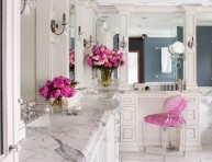 imagen Elegante baño de mármol con toques de rosa