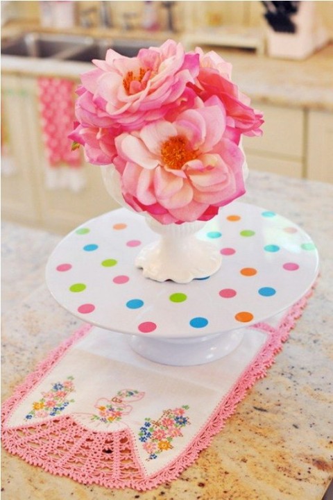 Cocina diseñada con el encanto de una pastelería retro