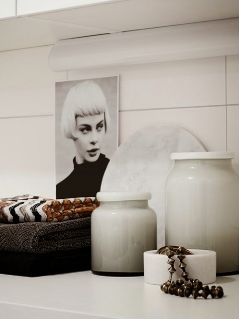 Un apartamento gris y blanco en Estocolmo