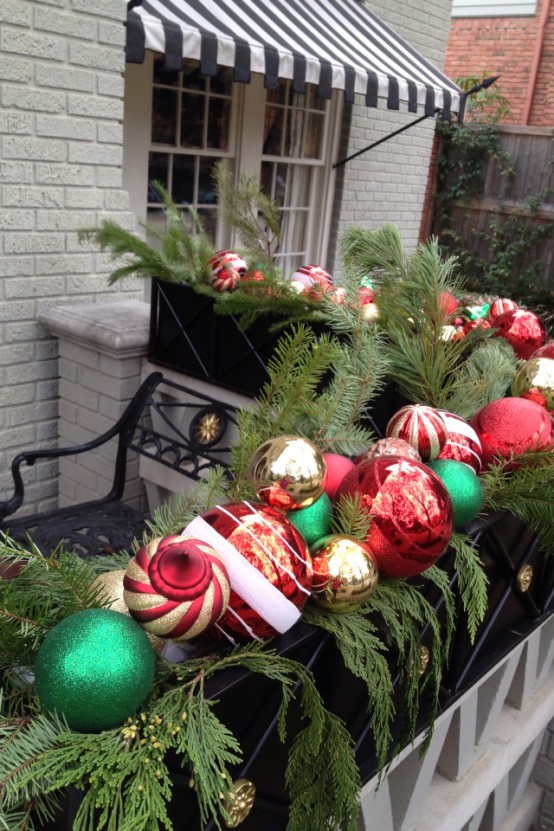 17-fantasticas-ideas-para-decorar-tu-balcon-esta-navidad-14