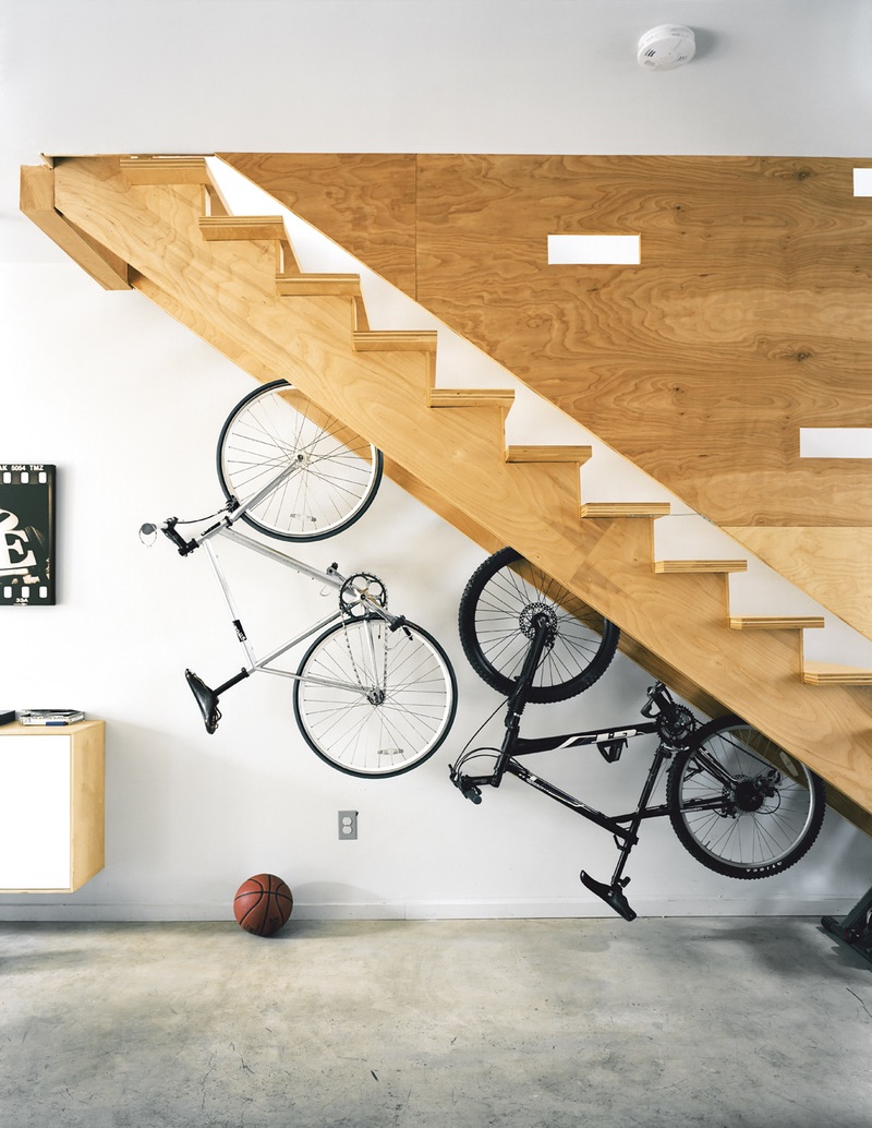 formas-ingeniosas-de-guardar-bicicletas-y-material-deportivo-03
