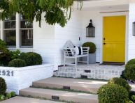 imagen Decora la puerta de entrada con plantas y flores