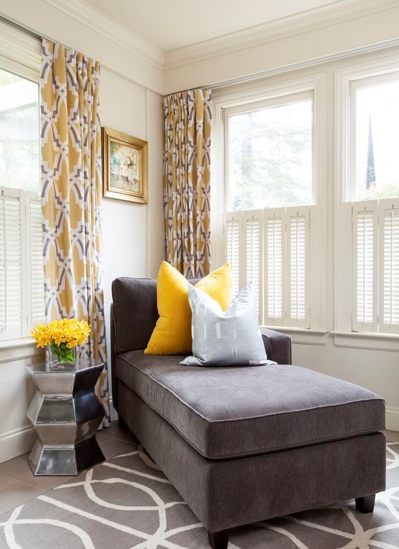 ideas-para-una-sala-de-estar-elegante-en-gris-y-amarillo-12