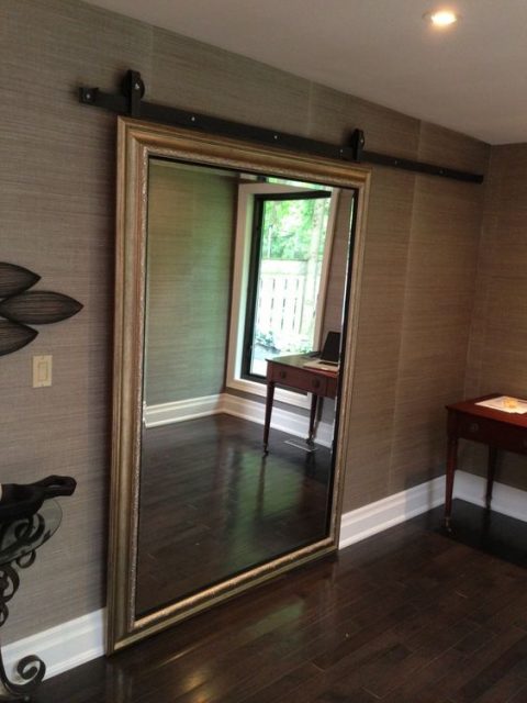 Ten un armario con puertas de espejo