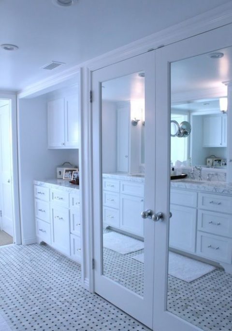 Ten un armario con puertas de espejo