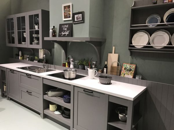 Ten un moderno mueble de cocina en color gris