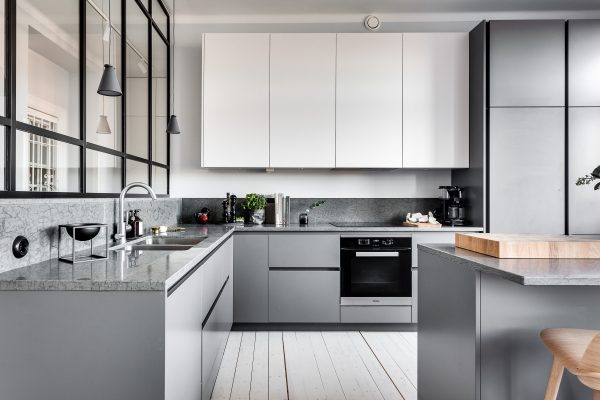 Ten un moderno mueble de cocina en color gris