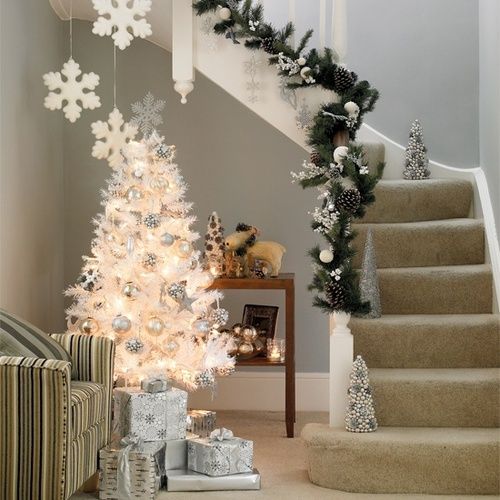 Ideas para decorar un árbol de Navidad blanco