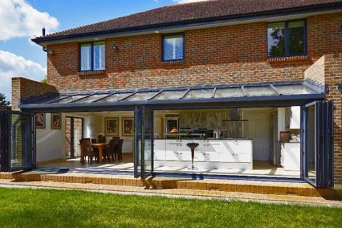 Ventajas de cerrar una terraza o un espacio dentro del jardín