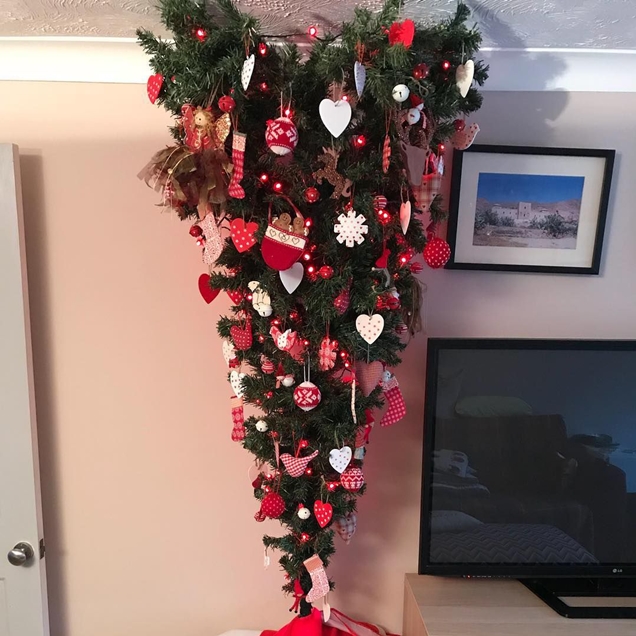 Las mejores ideas de decoración para un árbol de Navidad al revés